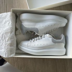 Alexander McQueen Suede heel detail sneakers.